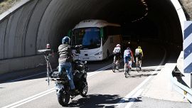 Catalogna, Ciccone e Piganzoli a rischio: si ritrovano una fila d'auto in senso opposto. Poi vince Vingegaard