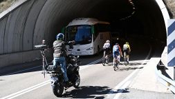 Catalogna, Ciccone e Piganzoli a rischio: si ritrovano una fila d'auto in senso opposto. Poi vince Vingegaard