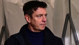 Rocchi contestato in Carrarese-Catanzaro, bufera per un rigore fatto ripetere: il designatore esce scortato