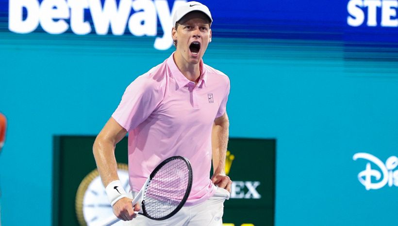 Sinner liquida Zverev, va in finale a Miami e s'avvicina ad Alcaraz: "Ma Lehecka su questo campo fa paura"