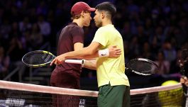 Sinner può tornare n° 1, ora è Alcaraz in crisi: neanche il trucchetto funziona più, Toni Nadal fulmina Carlos