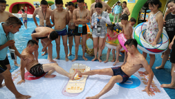 Lo sport più folle del mondo alle Olimpiadi? Cominciò tutto in un pub: il Toe Wrestling, la lotta con le dita dei piedi