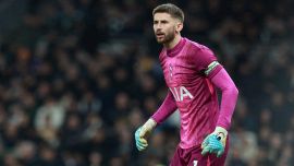 Tottenham, la papera di Vicario derisa sull'account della Premier, è bufera. Tudor già rischia l'esonero