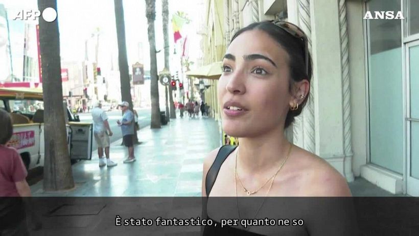 A Hollywood turisti e residenti rendono omaggio a Chuck Norris