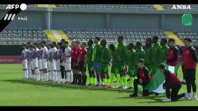 La nazionale di calcio iraniana rende omaggio alle vittime della scuola di Minab