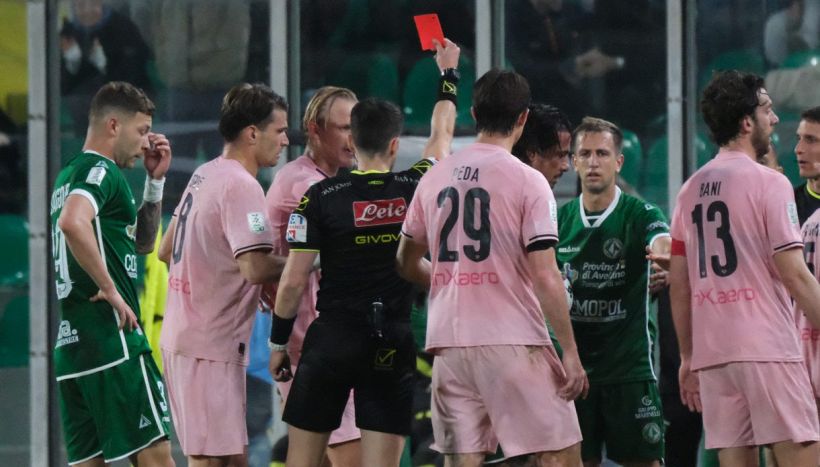 Izzo, rosso in Palermo-Avellino: scuse e furia social. E sulla presunta separazione con l'ex di Balotelli...