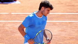 Alcaraz, previsione allarmante sull'infortunio: a rischio pure Wimbledon, Carlos si consola con un videogame