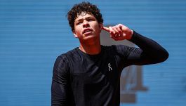 Shelton ripiomba nella crisi a Madrid, Fils fa a pezzi la racchetta ma vince e Merida "ringrazia" Alcaraz