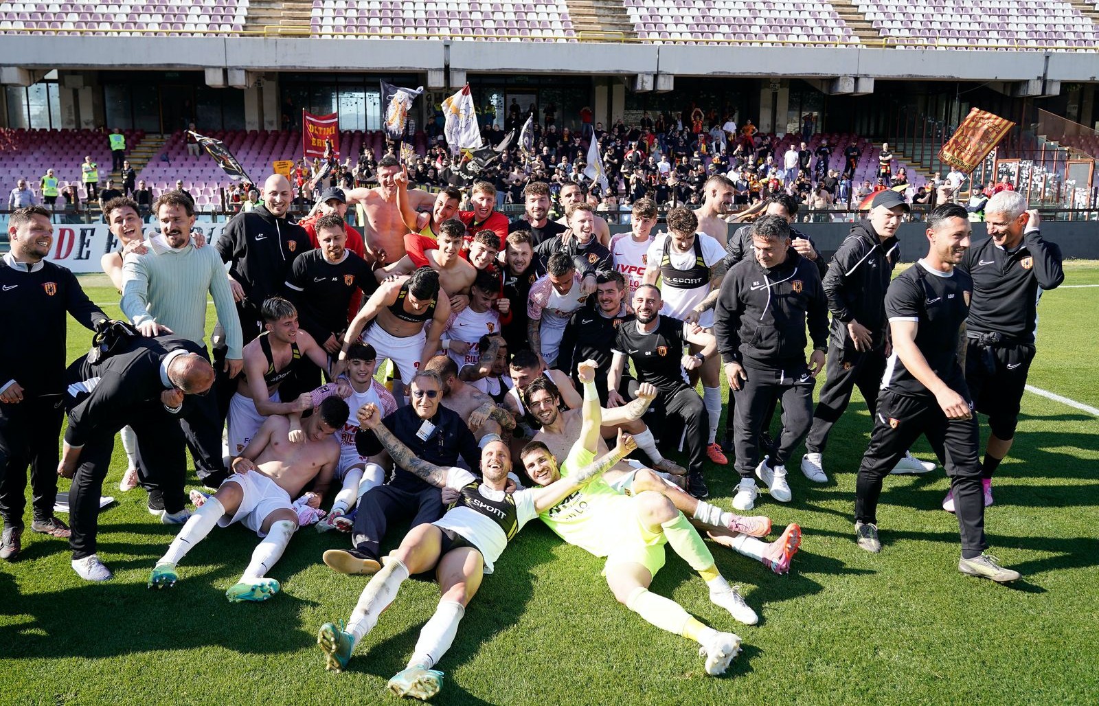 https://wips.plug.it/cips/sport.virgilio.it/cms/2026/04/benevento-squadra-festeggia-promozione-in-b-a-salerno-lps.jpeg