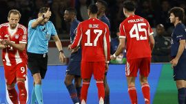 Psg-Bayern 5-4, moviola: gol e rigori, l’arbitro cambia idea tante volte nella notte di magia e follie, Var protagonista