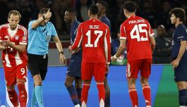Psg-Bayern 5-4, moviola: gol e rigori, l’arbitro cambia idea tante volte nella notte di magia e follie, Var protagonista
