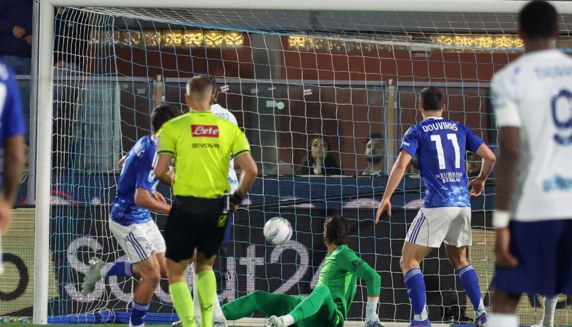 Como-Inter, moviola: le proteste di Fabregas, la svista di Massa e del Var, per Chivu quasi tutti in giallo
