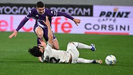 Fiorentina-Crystal Palace, moviola: l’arbitro fa fare agli inglesi quel che vogliono, rigore dubbio, manca un rosso, che caos