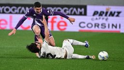 Fiorentina-Crystal Palace, moviola: l’arbitro fa fare agli inglesi quel che vogliono, rigore dubbio, manca un rosso, che caos