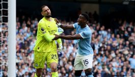 Donnarumma, papera clamorosa poi il riscatto: Haaland stende l’Arsenal, il Manchester City riapre la Premier