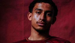 Tahirys Dos Santos non dimentica, la firma del primo contratto con il Metz dopo Crans Montana dedicata a chi lotta per la vita