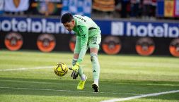 Follia in Spagna, portiere espulso colpisce con un pugno violento un avversario e lo mette ko: rissa e maxisqualifica