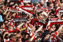 “Hand in Hand, Kameraden” è diventato l’inno del Feyenoord perché lo ha imposto il suo popolo