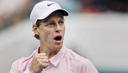 Montecarlo, Jannik travolge Humbert e inizia col piede giusto l'avventura sulla terra rossa
