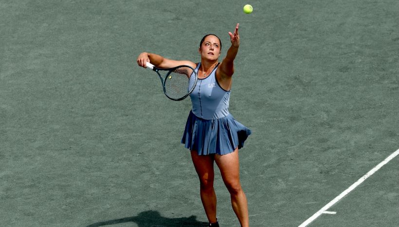 Cocciaretto a Charleston sfiora l'impresa: Pegula si salva solo al tiebreak del terzo set. Darderi avanti senza giocare