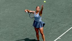 Cocciaretto a Charleston sfiora l'impresa: Pegula si salva solo al tiebreak del terzo set. Darderi avanti senza giocare