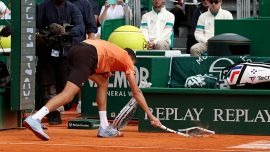 Furia Medvedev a Montecarlo: sceneggiata indegna, fischi e rischio multa. Le scuse di Berrettini a Carlo Verdone