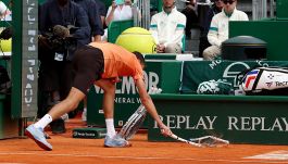 Furia Medvedev a Montecarlo: sceneggiata indegna, fischi e rischio multa. Le scuse di Berrettini a Carlo Verdone