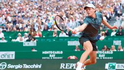 Montecarlo, Sinner soffre ma supera Machac e approda ai quarti. Domani la sfida ad Auger-Aliassime