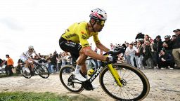 Parigi Roubaix: trionfa van Aert, che beffa per Pogacar