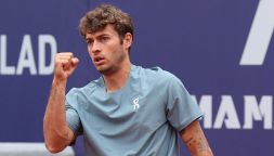 Monaco, finalmente Cobolli convince: 6-2 6-3 contro Bergs, ma niente derby nei quarti (Darderi ko. con Kopriva)