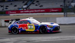 Verstappen beffato al Nurburgring: in testa in Gara 2 poi l'imprevisto. Ancora sfortuna nelle GT per il pilota Red Bull