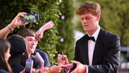 Laureus Awards, Alcaraz trionfa ma viene svelata la natura dell'infortunio: la lezione di sportività di Sinner e Bebe Vio lo consola