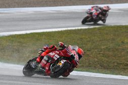 Sprint GP Spagna: Marc Marquez cade ma vince nel caos pioggia, Bagnaia e Morbidelli a podio. Disastro Aprilia