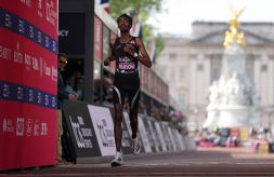 Sawe sotto le due ore alla maratona di Londra cancella il debutto da record mondiale di Kejelcha per undici secondi