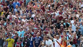 West Ham, perché i tifosi cantano Bubbles: la storia dell’inno più malinconico del calcio