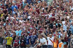 West Ham, perché i tifosi cantano Bubbles: la storia dell’inno più malinconico del calcio