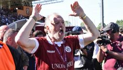Arezzo in Serie B, le immagini della festa dopo il 3-1 alla Torres: le lacrime di Bucchi e la grinta di Manzo