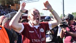 Arezzo in Serie B, le immagini della festa dopo il 3-1 alla Torres: le lacrime di Bucchi e la grinta di Manzo