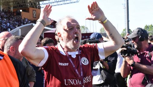 Arezzo in Serie B, le immagini della festa dopo il 3-1 alla Torres: le lacrime di Bucchi e la grinta di Manzo