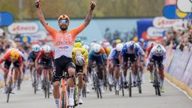 Ciclismo, favoloso Ganna! Batte la sfortuna, beffa Van Aert allo sprint e conquista la Dwaars