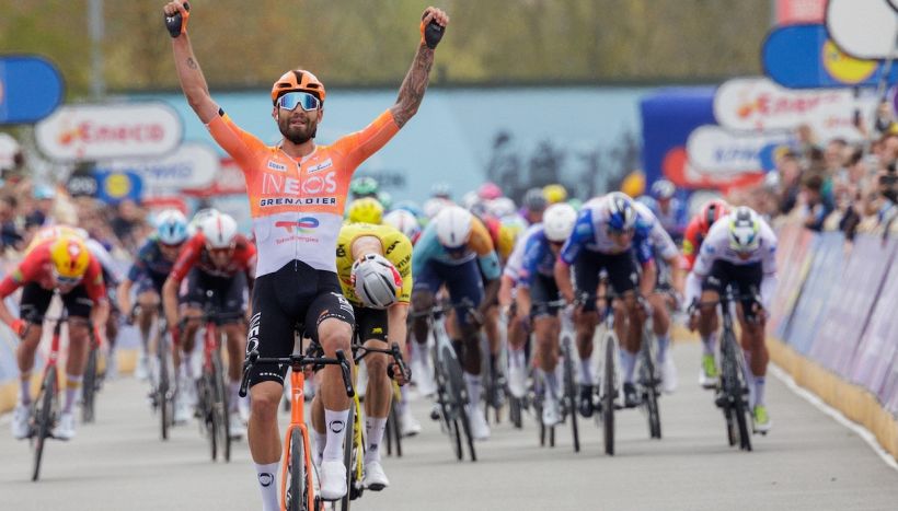 Ciclismo, favoloso Ganna! Batte la sfortuna, beffa Van Aert allo sprint e conquista la Dwaars