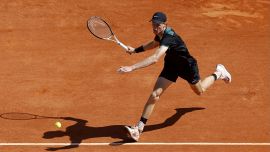 Sinner già in campo a Montecarlo senza Cahill: obiettivo numero 1. Ma Bertolucci avvisa: “Alcaraz più avanti”
