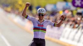 Giro delle Fiandre, Pogacar fa la storia: la disarmante ammissione di van der Poel. Ancora polemiche sul buio Rai