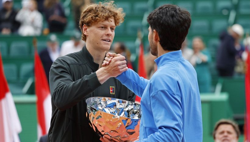 Alcaraz s’inchina a Sinner: la frase che sa di resa. Il paragone con Djokovic e la frecciata all’ATP