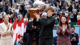 Sinner si sblocca sulla terra, le immagini del successo a Montecarlo: il gesto di Alcaraz e l’abbraccio con Laila