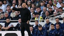 Tottenham, beffa atroce per De Zerbi: il gesto del tecnico è eloquente. Crollo Newcastle, Tonali non esclude l’addio