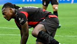 Milan, Leao l’assist non basta per ritrovare il sorriso: il retroscena sul cambio a Verona conferma il momento no