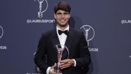 Laureus Awards 2026, Sinner brilla sul red carpet ma la scena se la prende Alcaraz: tutti i look e gli sportivi premiati a Madrid