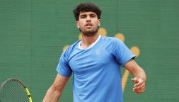 Alcaraz, l’ossessione per Sinner e lo sconforto post infortunio. Toni Nadal spinge Carlos verso il no a Parigi