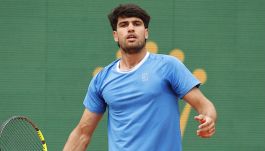 Alcaraz, l’ossessione per Sinner e lo sconforto post infortunio. Toni Nadal spinge Carlos verso il no a Parigi